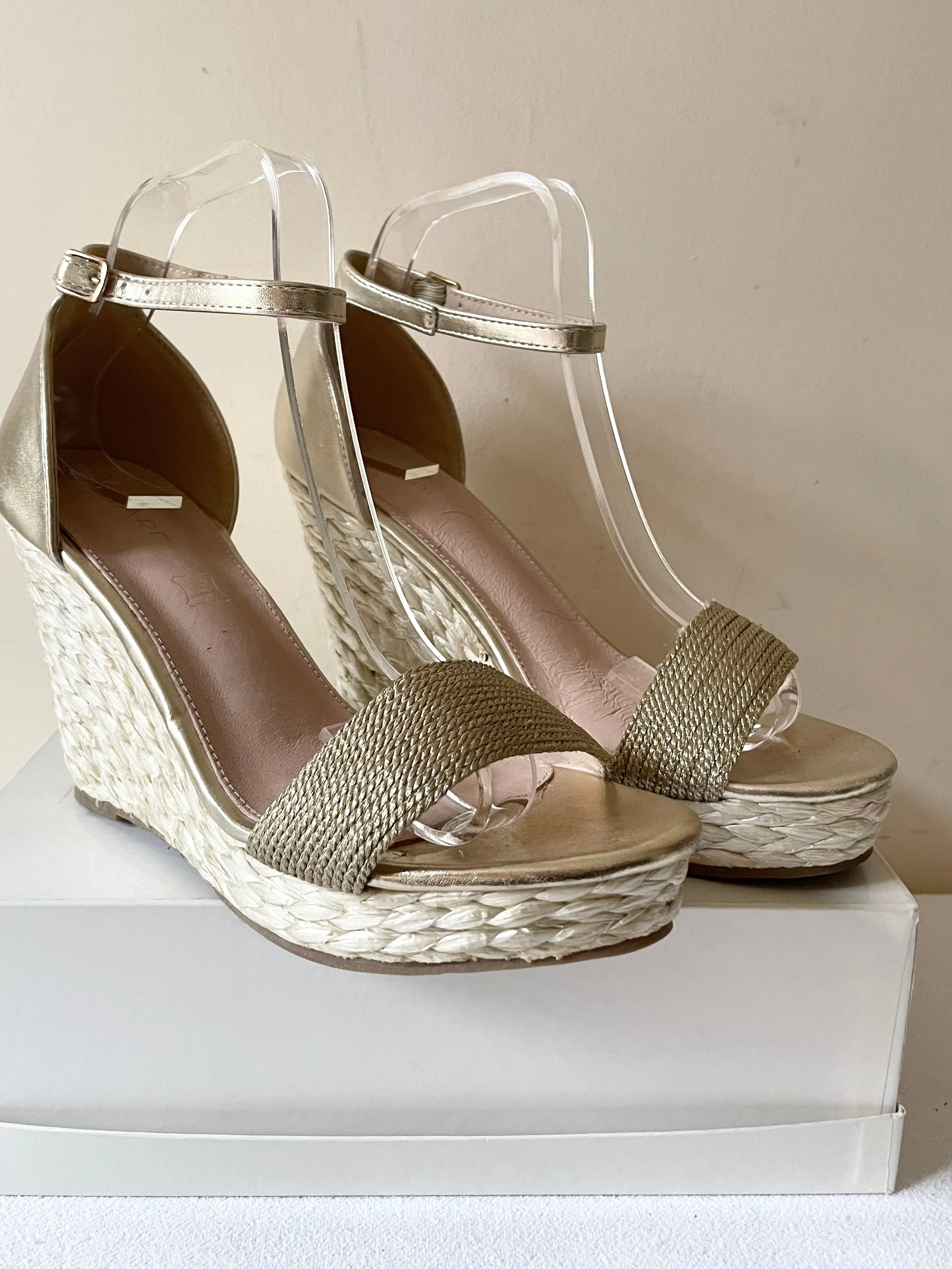 AZAREY GOLD ESPADRILLE WEDGE HEEL ANKLE STRAP SANDALS SIZE 7/40
