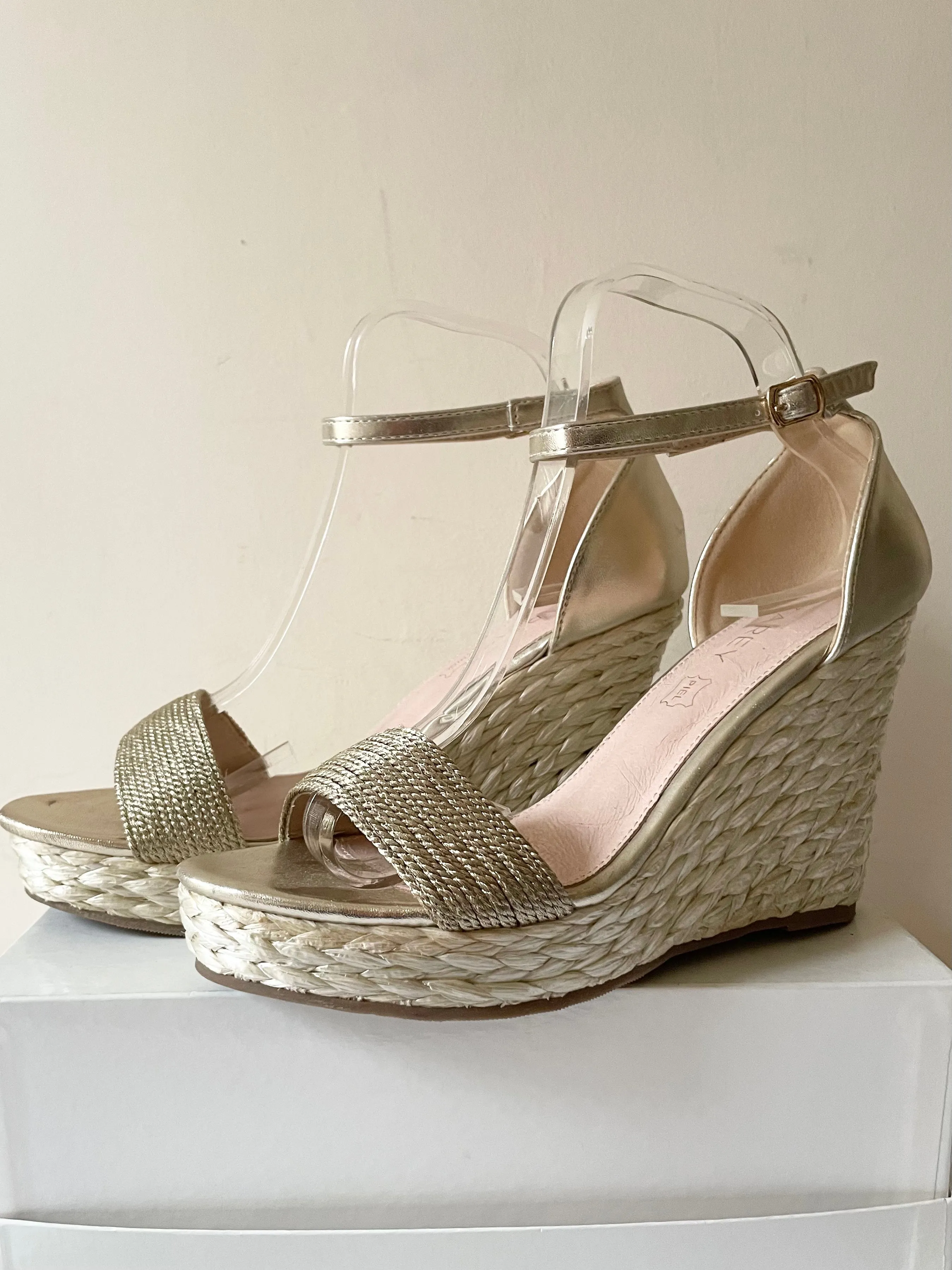AZAREY GOLD ESPADRILLE WEDGE HEEL ANKLE STRAP SANDALS SIZE 7/40
